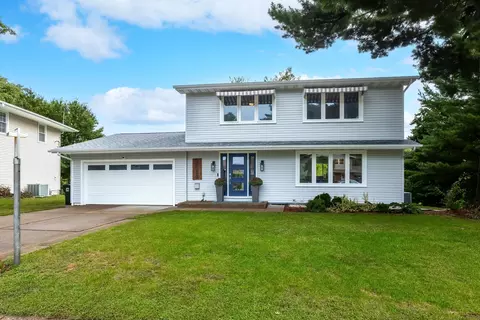 2853 Fairhaven Rd, Davenport, IA 52803