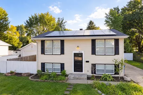 711 Southwind Dr, Carpentersville, IL 60110