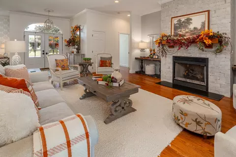 Living - 1505 Gleneagle Dr, Marion, IL 62959 photo 3 of 4