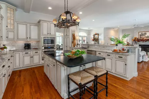 Kitchen - 1505 Gleneagle Dr, Marion, IL 62959 photo 4 of 7