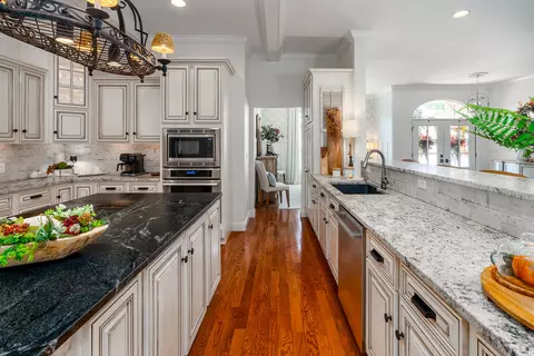 Kitchen - 1505 Gleneagle Dr, Marion, IL 62959 photo 7 of 7