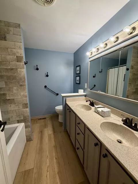 Bath - 5024 Spring Rd, Mchenry, IL 60050 photo 1 of 2