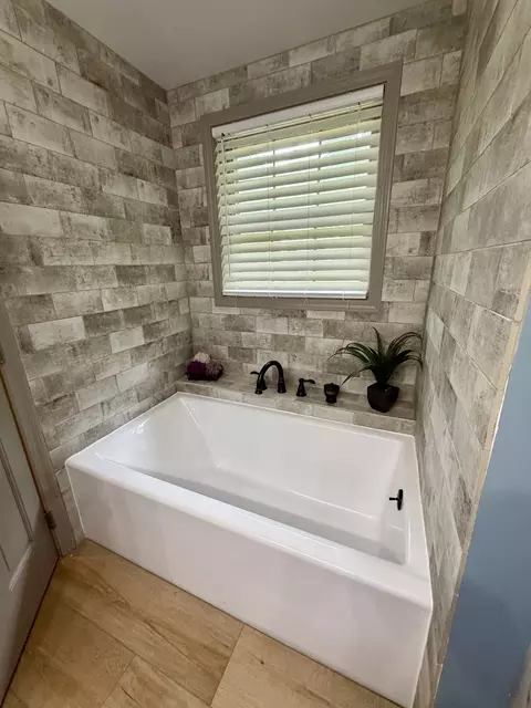Bath - 5024 Spring Rd, Mchenry, IL 60050 photo 2 of 2