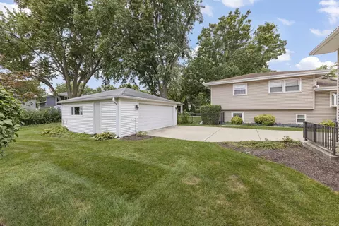 Exterior - 1302 Coolidge Ave, Wheaton, IL 60189 photo 4 of 5