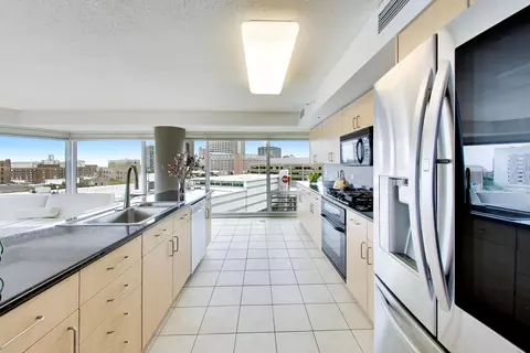 Kitchen - 1720 Maple Ave #910, Evanston, IL 60201 photo 4 of 4
