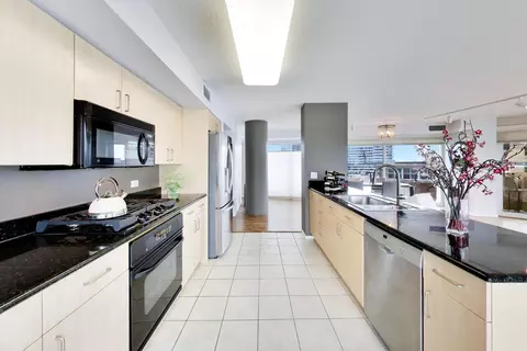 Kitchen - 1720 Maple Ave #910, Evanston, IL 60201 photo 3 of 4