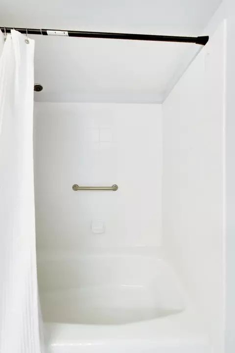 Bath - 1720 Maple Ave #910, Evanston, IL 60201 photo 7 of 7
