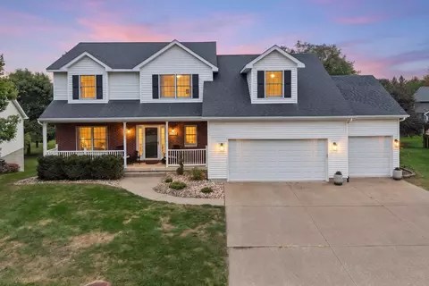 1953 Streamside Dr, Bettendorf, IA 52722