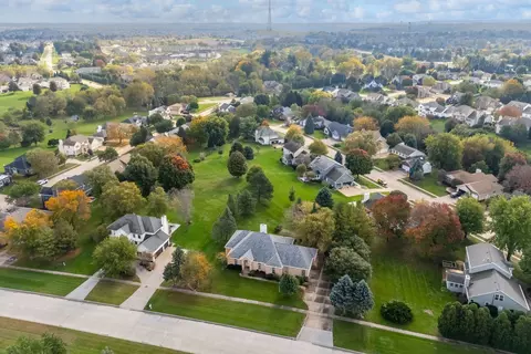5673 18th St, Bettendorf, IA 52722