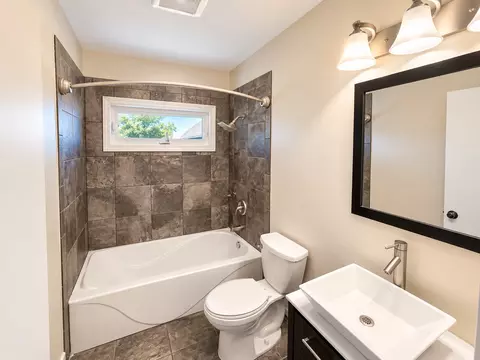 Bath - Undisclosed, Mchenry, IL 60050 photo 1 of 3