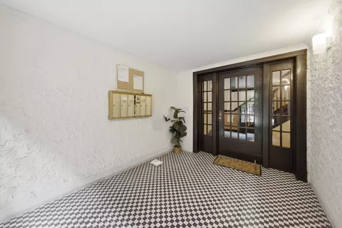 Entry Way - 52 Forest Ave #2N, Riverside, IL 60546 photo 1 of 2