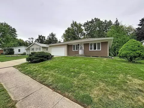 Exterior - 2438 3rd St, Moline, IL 61265 photo 2 of 4