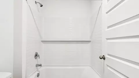 Bath - 14725 S Parkview Dr, Plainfield, IL 60544 photo 3 of 5