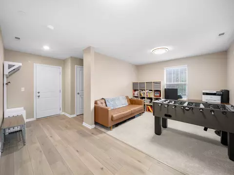 Entry Way - 1125 Dock St, Des Plaines, IL 60018 photo 3 of 5