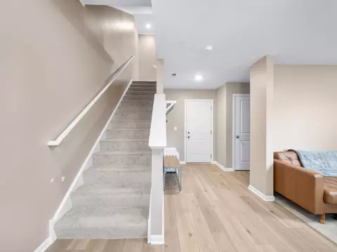Entry Way - 1125 Dock St, Des Plaines, IL 60018 photo 2 of 5
