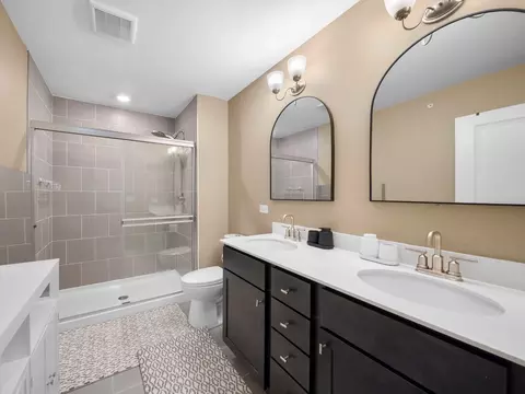 Bath - 1125 Dock St, Des Plaines, IL 60018 photo 2 of 3