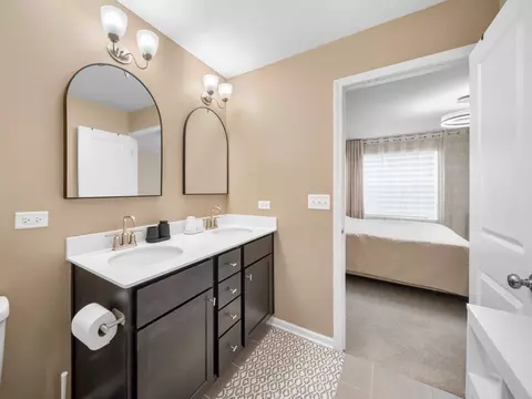 Bath - 1125 Dock St, Des Plaines, IL 60018 photo 1 of 3