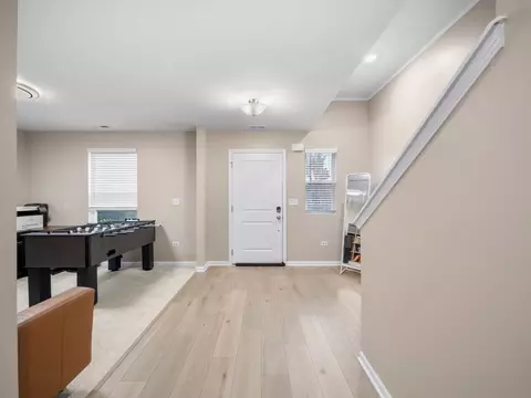 Entry Way - 1125 Dock St, Des Plaines, IL 60018 photo 4 of 5