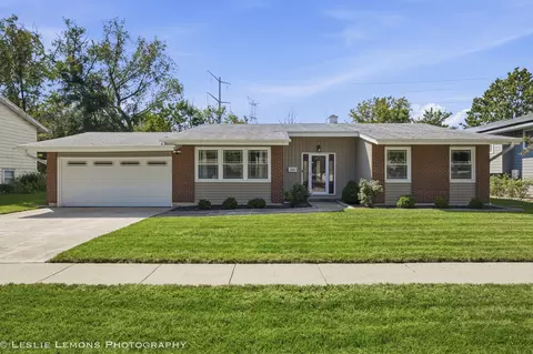 6020 Tyler Dr, Woodridge, IL 60517
