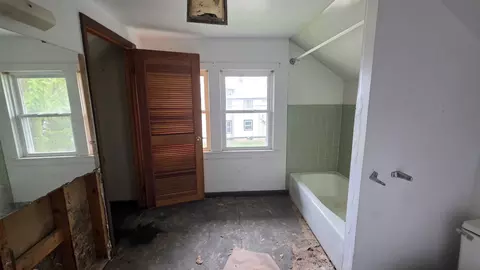 Bath - 1303 S Oak Ave, Freeport, IL 61032 photo 2 of 2
