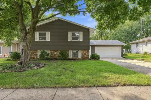 3330 Fairview Dr, Bettendorf, IA 52722