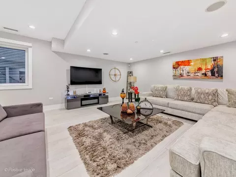 Living - Undisclosed, Northbrook, IL 60062 photo 12 of 15