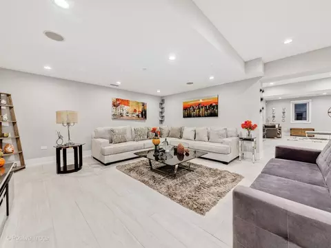 Living - Undisclosed, Northbrook, IL 60062 photo 13 of 15