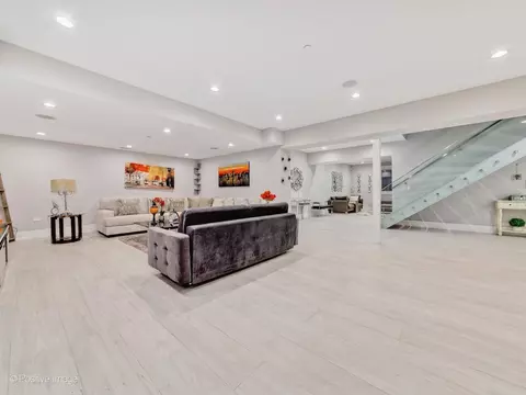 Living - Undisclosed, Northbrook, IL 60062 photo 11 of 15
