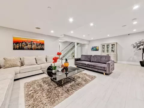 Living - Undisclosed, Northbrook, IL 60062 photo 14 of 15