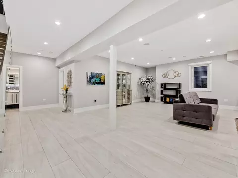 Living - Undisclosed, Northbrook, IL 60062 photo 10 of 15