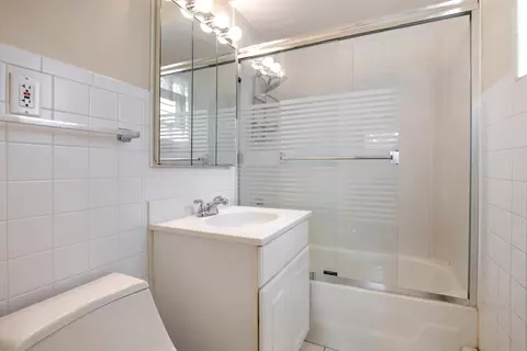 Bath - 952 W Grant Dr, Des Plaines, IL 60016 photo 1 of 2