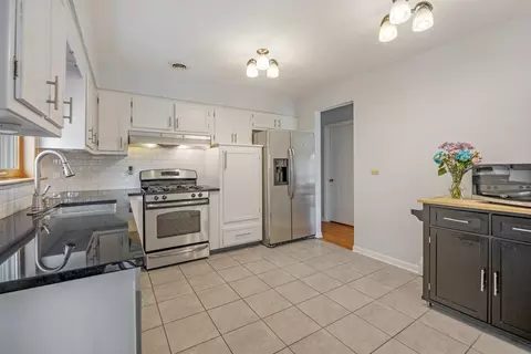 Kitchen - 952 W Grant Dr, Des Plaines, IL 60016 photo 2 of 3