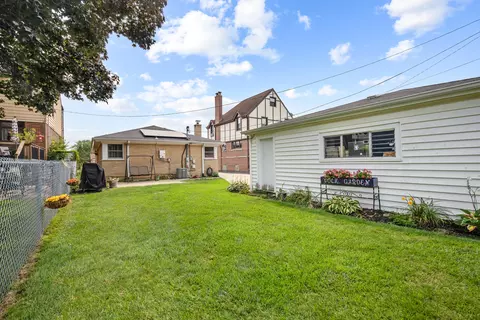 Exterior - 952 W Grant Dr, Des Plaines, IL 60016 photo 5 of 5