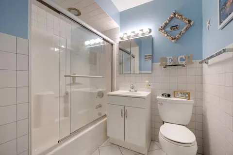 Bath - 952 W Grant Dr, Des Plaines, IL 60016 photo 2 of 2