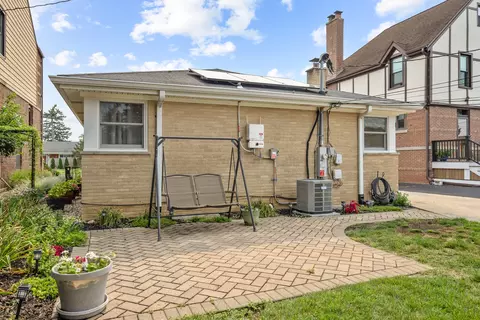Exterior - 952 W Grant Dr, Des Plaines, IL 60016 photo 2 of 5