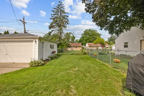 Exterior - 952 W Grant Dr, Des Plaines, IL 60016 photo 4 of 5