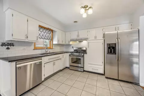 Kitchen - 952 W Grant Dr, Des Plaines, IL 60016 photo 1 of 3