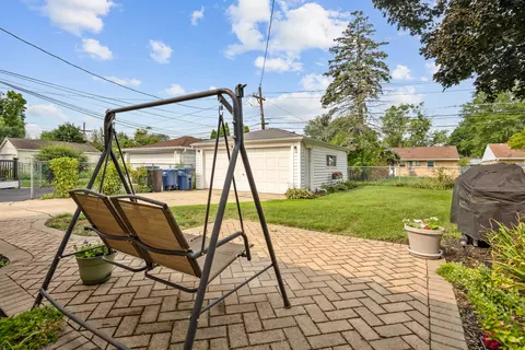 Exterior - 952 W Grant Dr, Des Plaines, IL 60016 photo 3 of 5