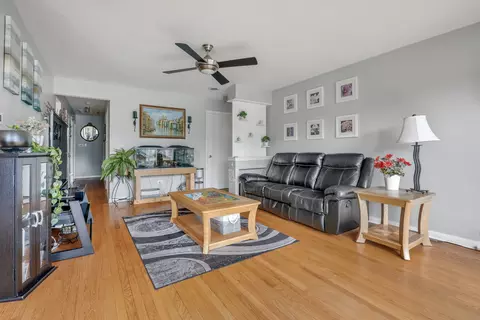Living - 952 W Grant Dr, Des Plaines, IL 60016 photo 2 of 4