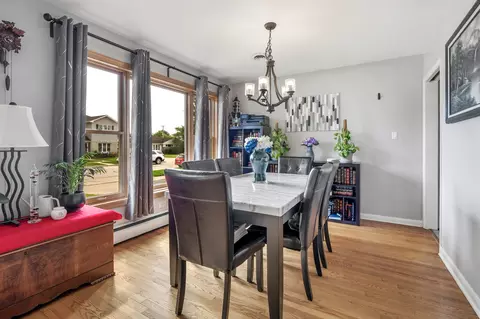 Dining - 952 W Grant Dr, Des Plaines, IL 60016 photo 1 of 2