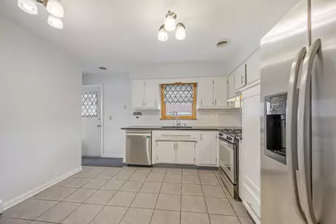 Kitchen - 952 W Grant Dr, Des Plaines, IL 60016 photo 3 of 3
