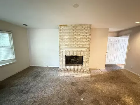 Living - 700 Butterfield Dr, Algonquin, IL 60102 photo 2 of 3