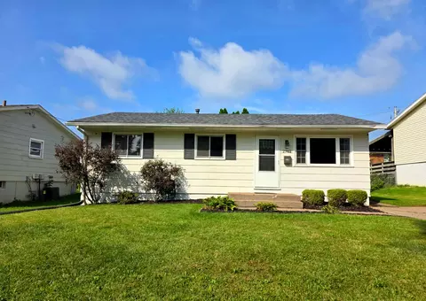 2902 Magnolia Dr, Bettendorf, IA 52722
