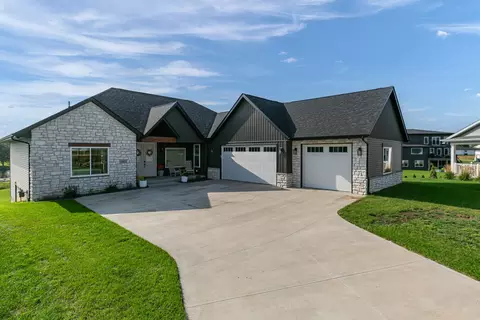2011 E 59th Ct, Davenport, IA 52807