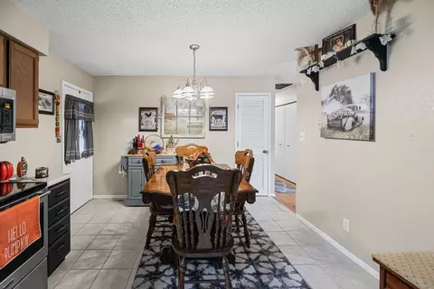 Dining - 102 Lamar Dr, Salem, IL 62881 photo 1 of 2