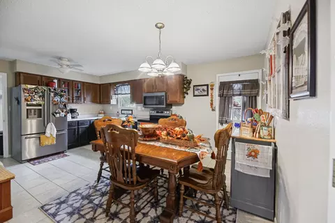 Dining - 102 Lamar Dr, Salem, IL 62881 photo 2 of 2