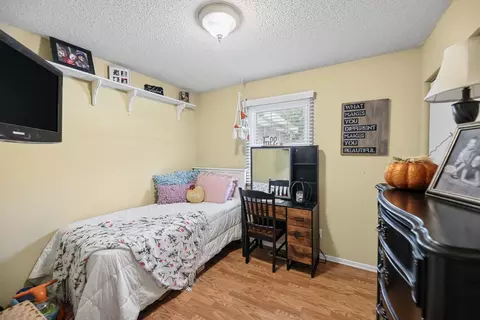 Bedroom - 102 Lamar Dr, Salem, IL 62881 photo 1 of 6