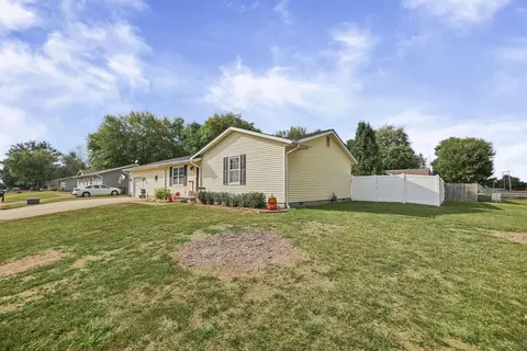 Exterior - 102 Lamar Dr, Salem, IL 62881 photo 2 of 9