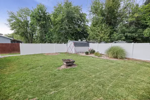 Exterior - 102 Lamar Dr, Salem, IL 62881 photo 7 of 9
