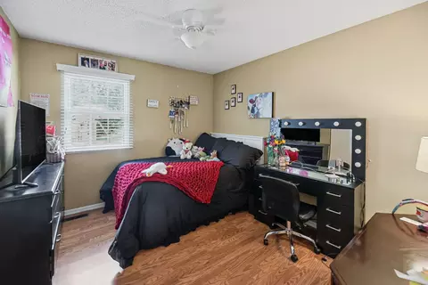 Bedroom - 102 Lamar Dr, Salem, IL 62881 photo 5 of 6